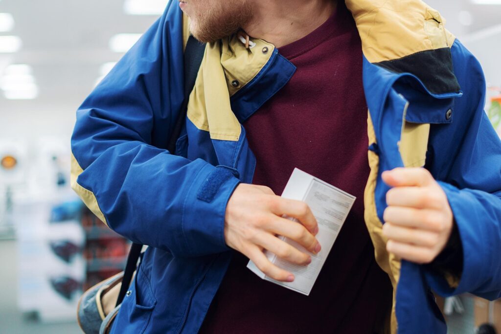 A Psychologist Reveals 3 Reasons Behind ‘Kleptomania’