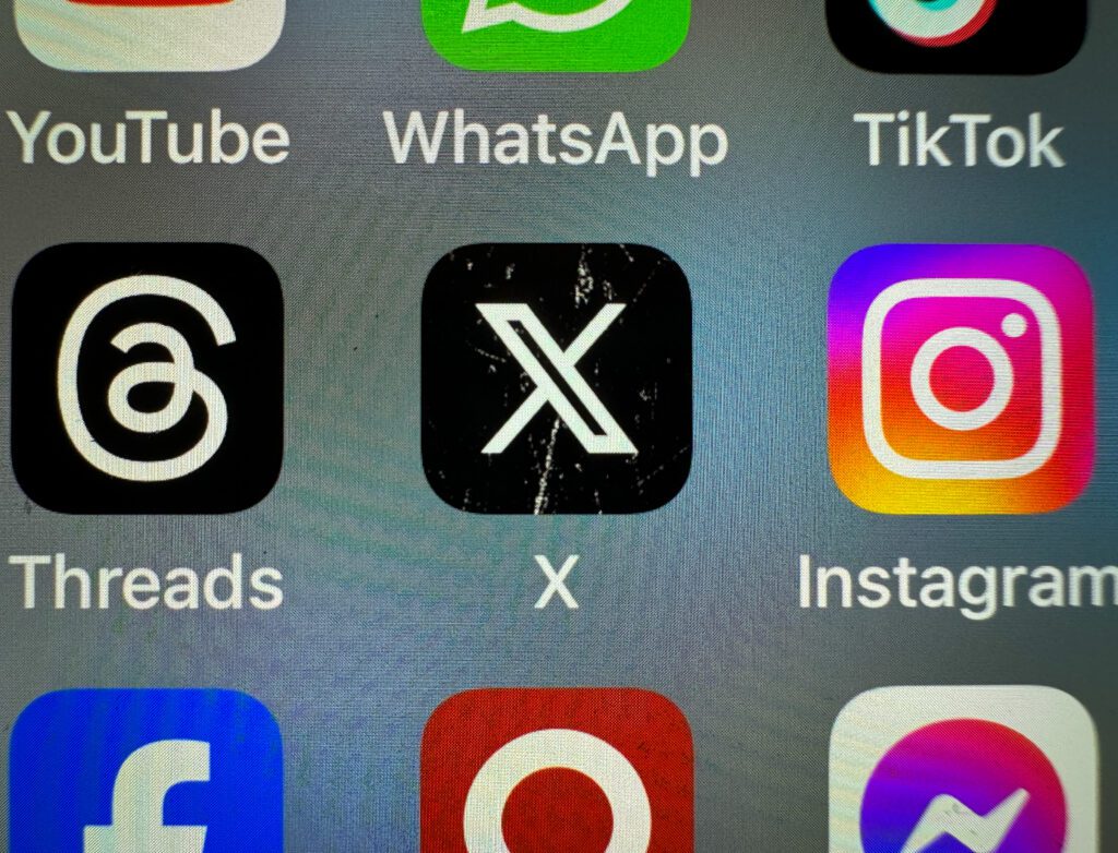 Threads triples iOS downloads